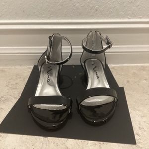 Pre-Owned Nina HIDI Black Patent Dress Sandals